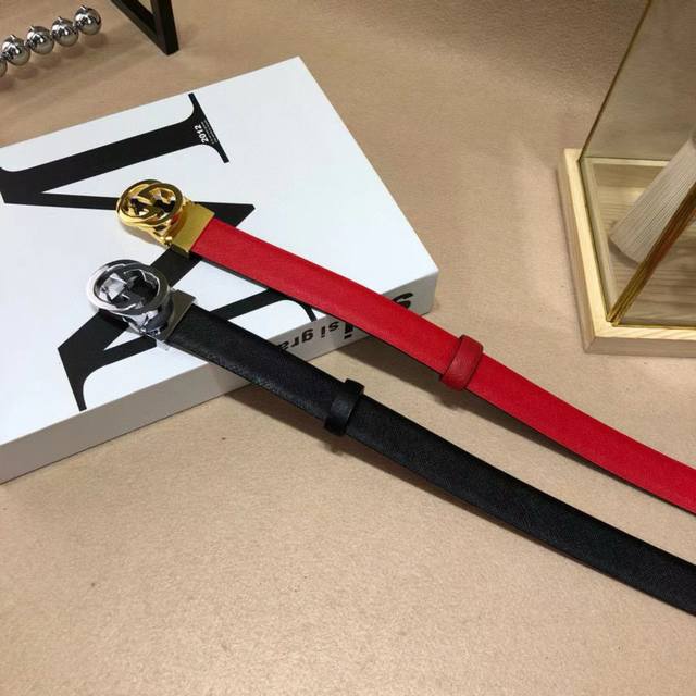 品牌：古驰Gucci 钢扣 等级：女士皮带.进口双面头层十字纹牛皮.一面黑色一面红色用。油边精致、官网同步新款 做工精湛 堪比正品！配专柜全套包装 送打眼针 扣