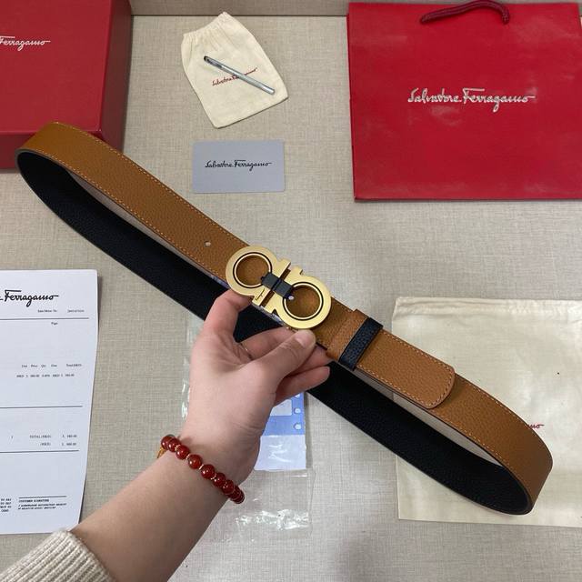 品牌：菲拉格慕Ferragamo 等级：原版品质.头层牛皮 专柜售经典爆款开模。油边精致 电脑车线 手感柔软.实物拍摄无修饰 上身效果超好、长度可裁剪.配专柜全