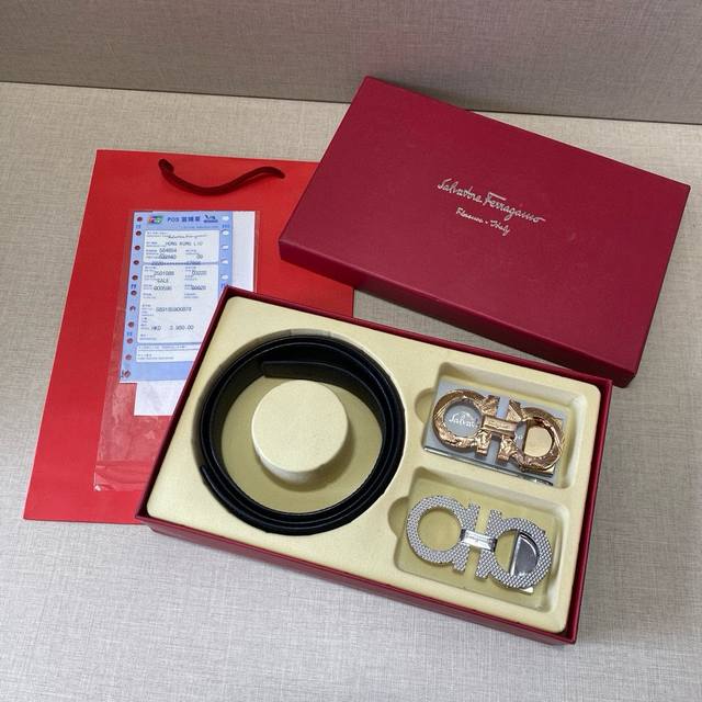 菲拉格慕Ferragamo精品款 ☆双扣礼盒套装 含礼盒 专柜有售 菲拉格慕专柜在售正品 此款采用双面头层牛皮制作 油边细致、长度剪裁。正品开模 搭配广州原版扣