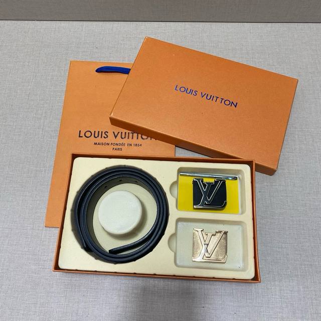 Lv路易威登 精品款 ☆双扣礼盒套装 含礼盒 专柜售 Lv路易威登专柜在售正品 此款采用头层牛皮制作 油边细致、☆正品开模 搭配广州原版扣五金 3.8Cm规格