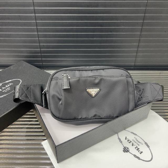 Prada 普拉达 Re-Nylon标志 尼龙布腰包 胸包 男士单肩背包 经典百搭 实物拍摄 原厂原版面料 配送防尘袋 配盒 21 X 13 Cm