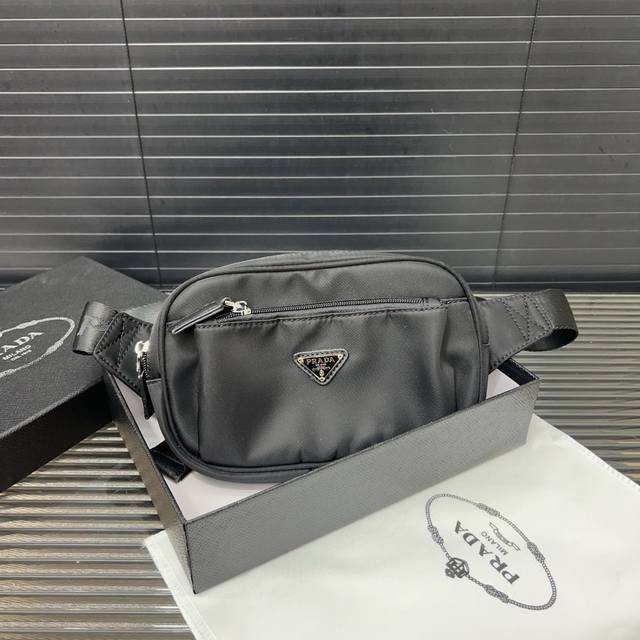 Prada 普拉达 Re-Nylon尼龙布腰包 胸包 男士单肩背包 经典百搭 实物拍摄 原厂原版面料 配送防尘袋 配盒 21 X 13 Cm