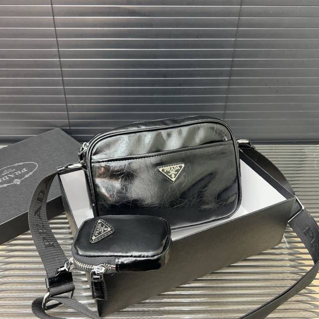 Prada 普拉达 二合一漆皮斜挎包 相机包 男女通用斜挎包 单肩包 经典百搭 实物拍摄 原厂原版面料 配送防尘袋 21 X 14 Cm。