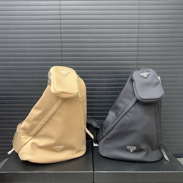 Prada 普拉达 二合一 胸包 斜挎包 男女通用单肩包 经典百搭 实物拍摄 原厂原版面料 配送防尘袋 20 X 40 Cm。