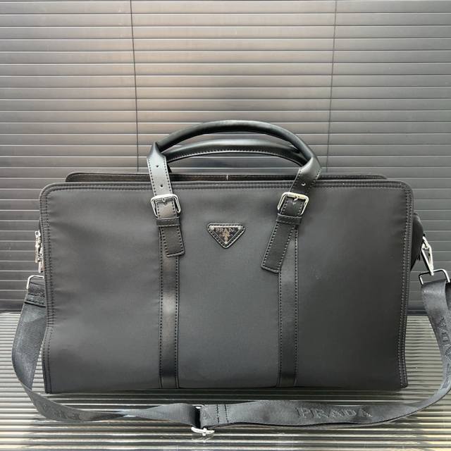 Prada 普拉达 帆布公文包 男包 电脑包 手提包 经典百搭 实物拍摄 原厂原版面料 高端品质 配送防尘袋 28 X 48 Cm