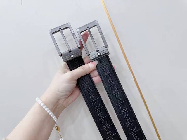 针扣款 万宝龙 火遍全球的爆款带身采用牛皮制作 贵气而充满活力的品牌设计风格宽度3.4厘米 一针一线专业师傅全新打造 用完美搭配功力 衬托出你独特的个性. 尽显