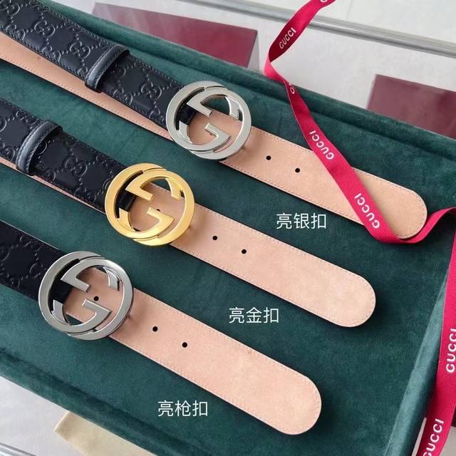Gucci Signature牛皮腰带 互扣式双G带扣腰带，采用热压印技术的Gucci Signature牛皮革精制而成，触感厚实，印花图案清晰分明。 黑色 G
