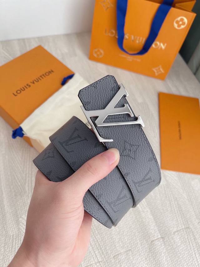 路易威登。原单新款, 双面小牛皮压花设计，搭配精品钢扣。识货的来。