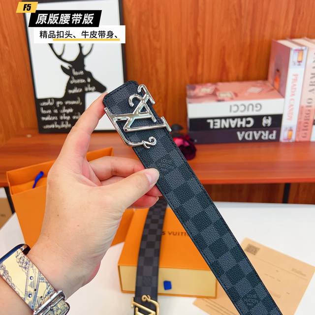 原版品质打孔 品牌：路易L家 男款 颜色：黑 扣头：金 黑 扣头：原版精品纯铜五金扣头 带身：原版牛皮 尺寸：宽约：3.8Cm 长约：95Cm-125Cm 类别