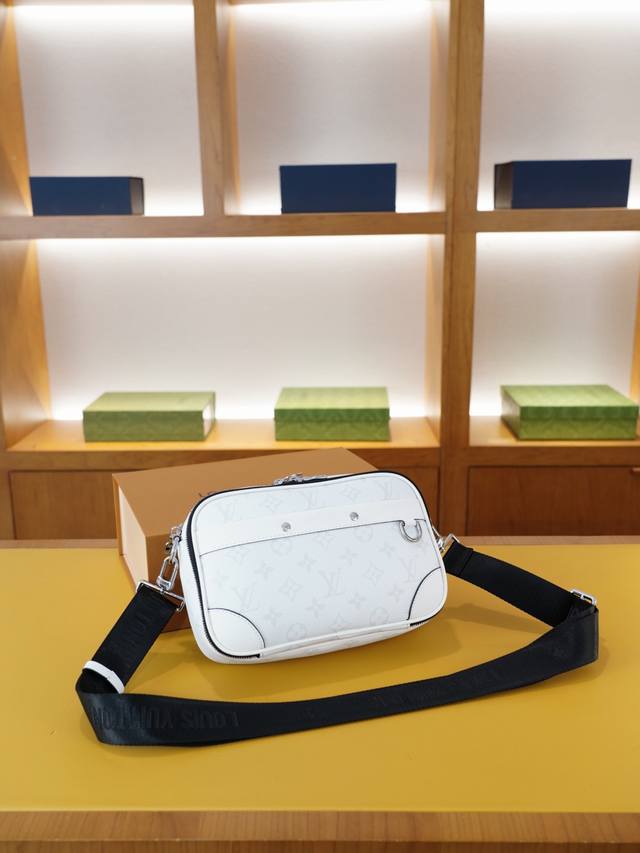 路易威登 官网同步 高版本 斜挎单肩背包 永恒不过时的标志性产品 纯原单布料 顶级五金制作 非市面普通版本 今年Lv最爱的款式 全部实拍 实用性非常高 完全不用