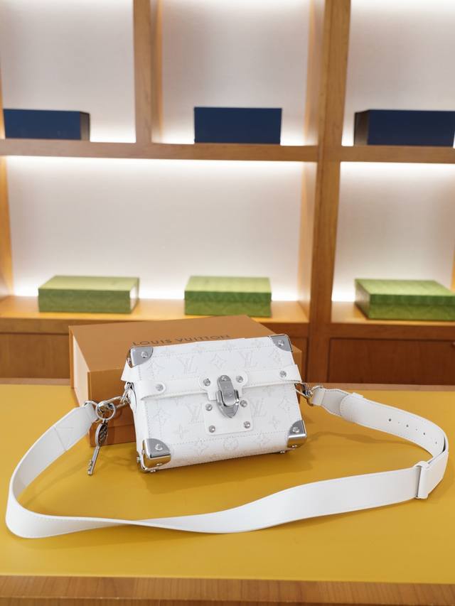 Lv 路易威登 官网同步 高版本 斜挎单肩背包 永恒不过时的标志性产品 纯原单小牛皮 顶级五金制作 非市面普通版本 贸易公司订单货 全部实拍 实用性非常高 完全