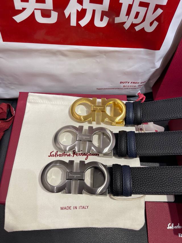 首选Ferragamo菲拉格慕 皮带将摩登设计与精湛的手工技艺完美结合；打造出风格华贵典雅，黑配蓝色实用性和款式并重；3.5Cm宽 搭配最新原版真空电镀五金扣，