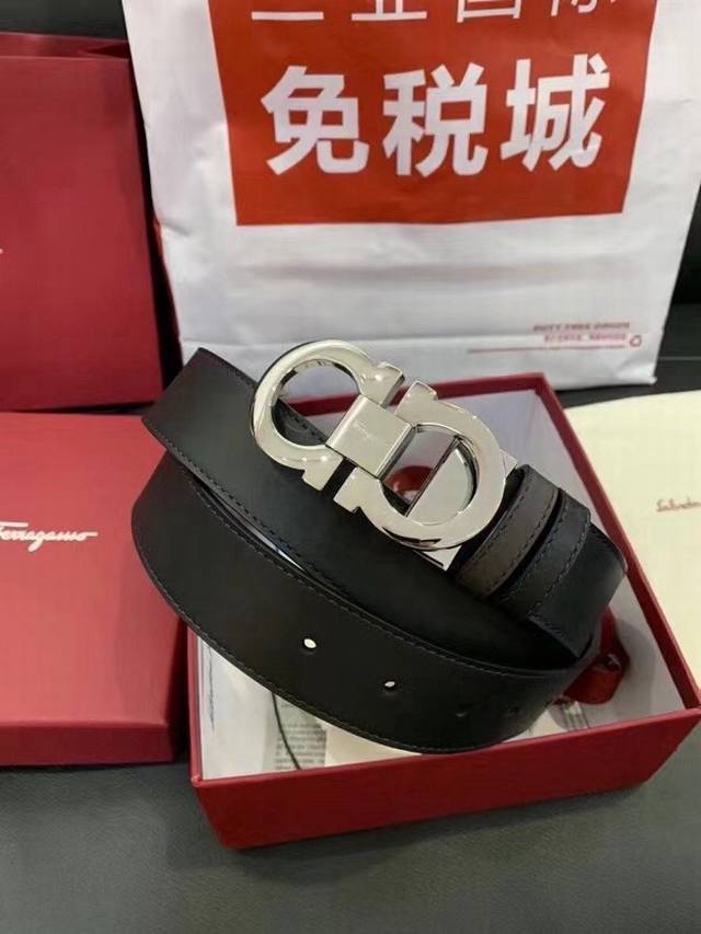 礼物首选Ferragamo菲拉格慕 皮带将摩登设计与精湛的手工技艺完美结合 打造出风格华贵典雅，实用性和款式并重；3.5Cm宽 搭配最新原版真空电镀五金扣，不易