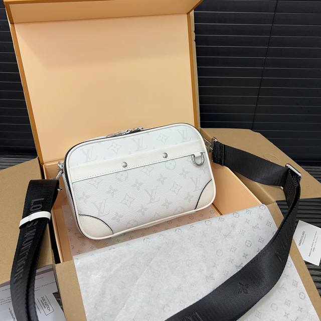Louisvuitton 路易威登 Alpha 男士单肩斜挎包 经典百搭 实物拍摄 飞机礼盒 23 X 16Cm。