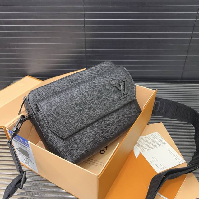 Louisvuitton 路易威登 牛皮版本 Fastline 邮差包 斜挎包 男女通用实物拍摄 原厂原版面料 配送礼盒 18 X 23 Cm。
