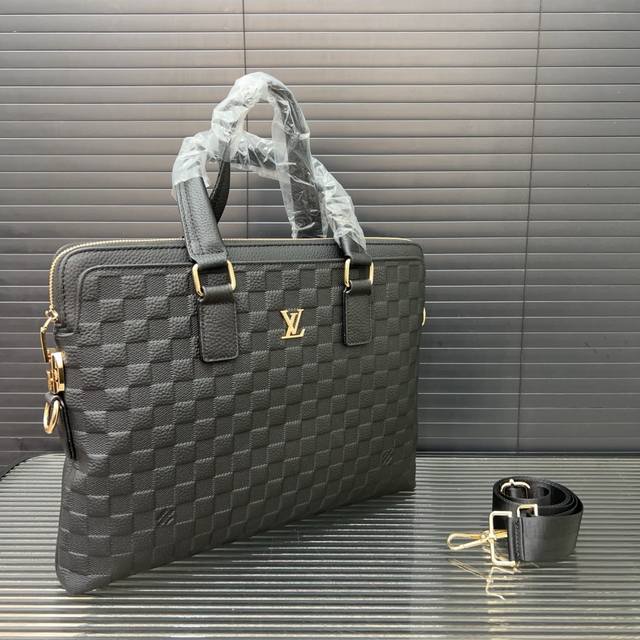 Louisvuitton 路易威登 牛皮公文包 男包 电脑包 手提包 经典百搭 实物拍摄 高端品质 配送防尘袋 28 X 38 Cm。
