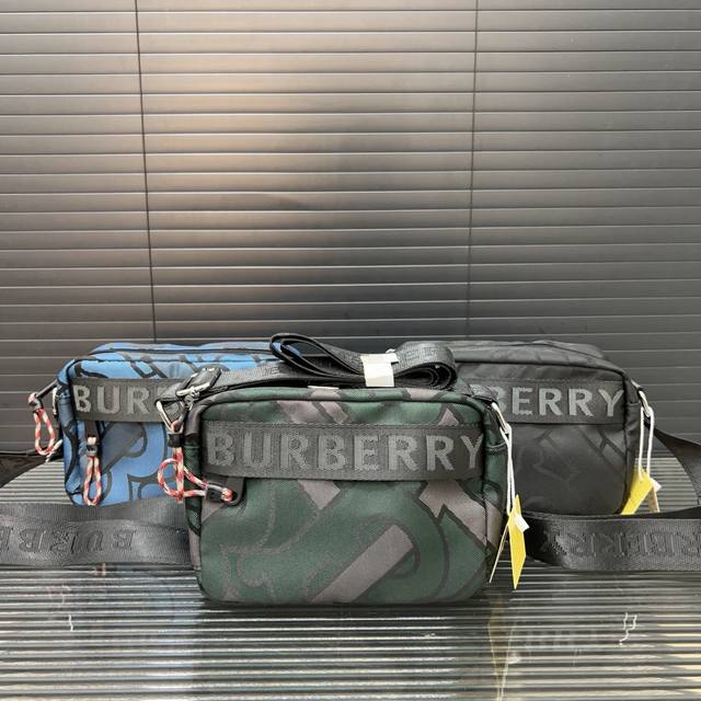 Burberry 巴宝莉 徽标设计尼龙斜挎包 相机包 男女通用斜挎包 单肩包 经典百搭 实物拍摄 原厂原版面料 配送防尘袋 21 X 15 Cm。