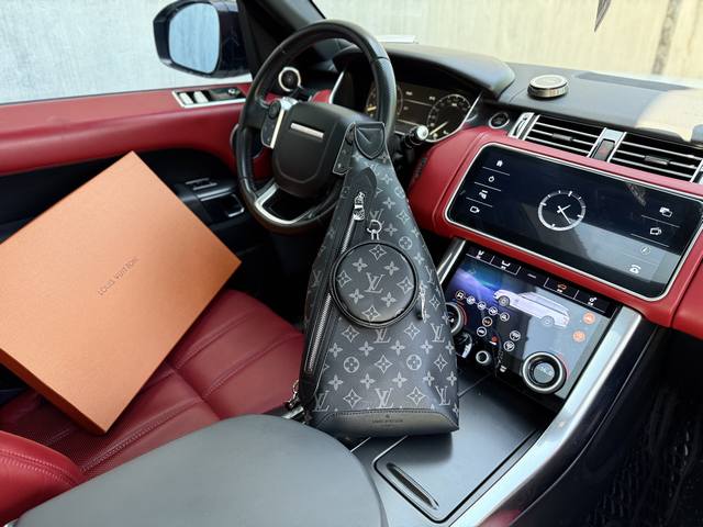 高端货 新款 “Louis Vuitton”Lv胸包 路易威登单肩包 M30936 Louis Vuitton Duo 老花满印拉链开合 帆布拼牛皮革 单肩斜挎