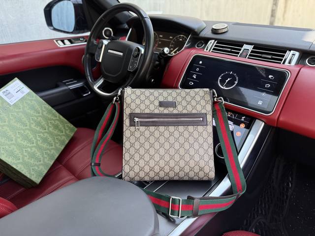 高端货 新款 “ Gucci ”古奇单肩包 Gucci古驰邮差包 Gucci古驰 老花Logo徽标条纹织带肩带 帆布拼皮 邮差包斜挎包单肩包 男款 乌木色 #百