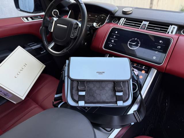 高端货 新款 “ Coach ”蔻驰单肩包蔻驰斜挎 差包 Coach蔻驰 Racer 28 拼色经典标志老花 牛皮革 单肩包 中号 男款 浅蓝色 宽敞的容量和可