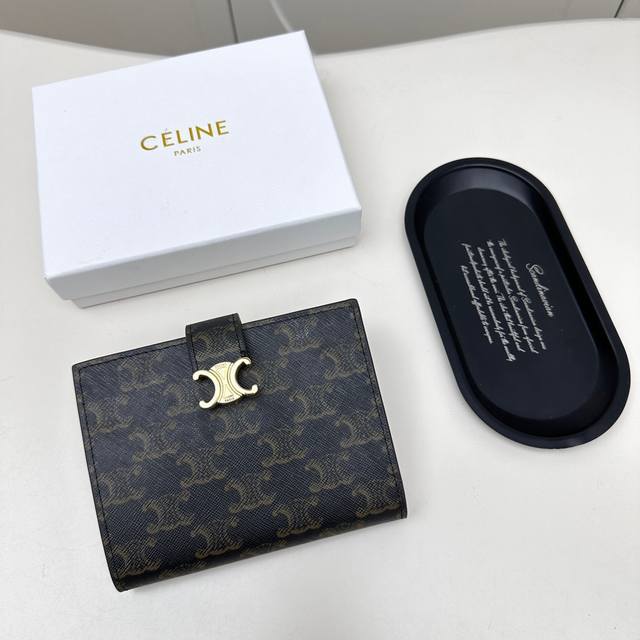 Celine 颜色 老花尺寸：14*11*2 Celine专柜同步，采用进口小牛皮，金色饰面，Triomphe 金属按扣开合，七个信用卡位，一个纸币隔层，一个拉