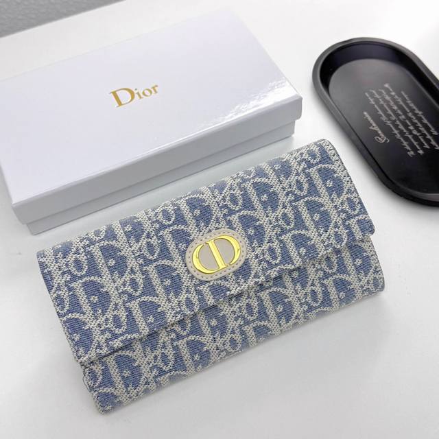 Dior 0938 乳白色颜色 乳白色 尺寸 19*10.5*3.5Dior专柜最新款火爆登场!采用进口小牛皮,绝美绣线,做工精致,媲美专柜! Dior 0938 乳白色颜色 乳白色 尺寸 19*10.5*3.5Dior专柜最新款火爆登场!采用进口小牛皮,绝美绣线,做工精致,媲美专柜!