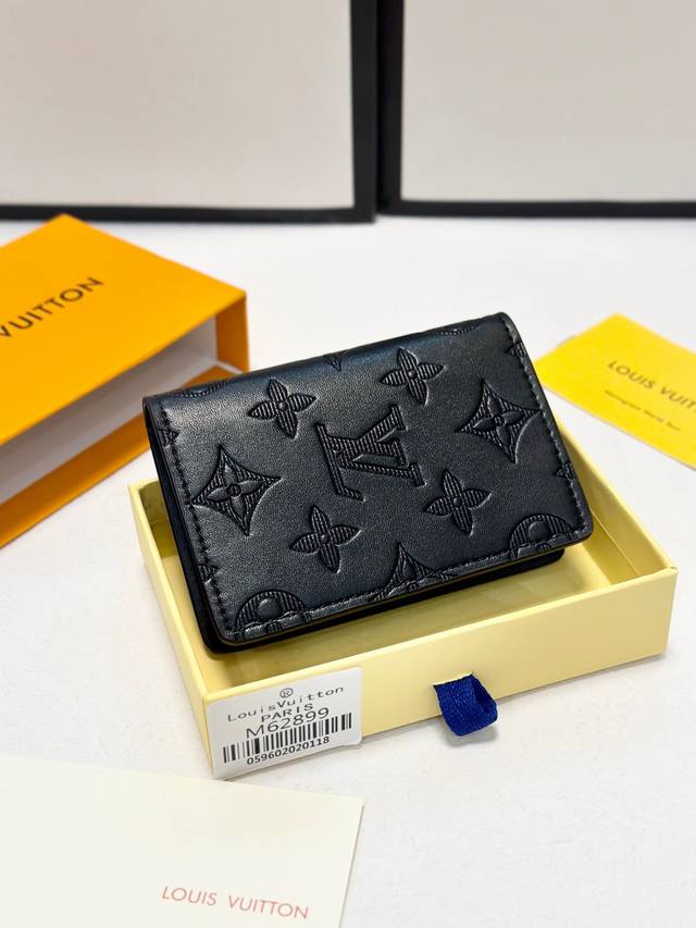 黑Coin 卡夹 由路易威登标志性的黑色Taiga皮革裁制而成的Coin卡夹，外观纤秀利落，安全存放零钱钞票的理想之选。内设多个信用卡插槽与纸币隔层，另配一个银