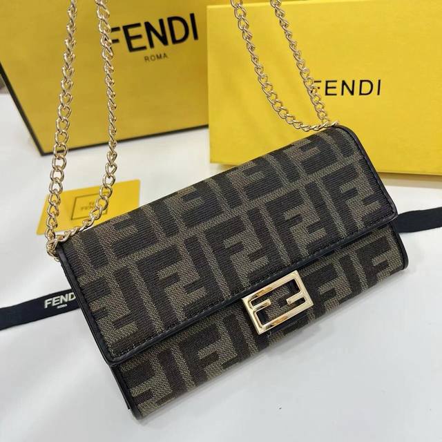 Fendi 2605颜色 黑棕色尺寸19*10.5Fendi 专柜同步，可肩背专柜品质顶级进口牛皮 海外订制钥匙扣五金 做工油边精湛