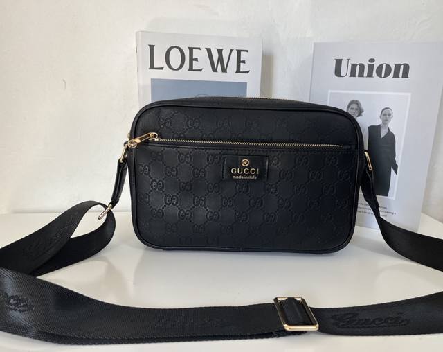 新款 Gucci，古奇专柜同步 男士斜挎包原版品质 商务款式，手感绝对牛！进口台湾面料配头层牛皮 内里采用原版专用里布！清晰Logo！ 高端走起，男神必备 质量