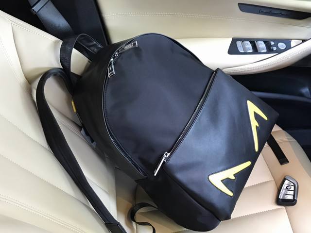 芬迪型号：33204-1芬迪Fendi专柜新款布配皮书包出货芬迪小怪兽背包升级版原单品质 每一个细节跟足专柜双肩包尼龙拼接黑色皮革背包嵌入Bag Bugs眼睛图