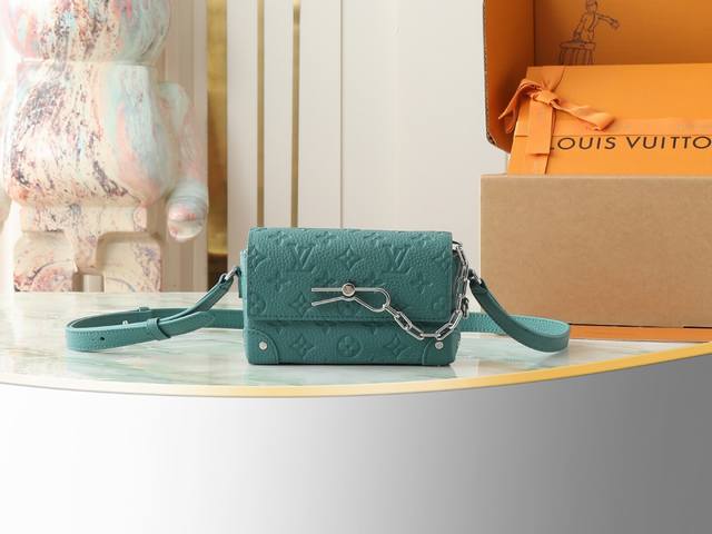 顶级原单 独家实拍 M13889 本款Steamer迷你手袋为Monogram压纹Taurillon牛皮革搭配金属件和皮革加固包角，以饰针和链条细节致意Stea