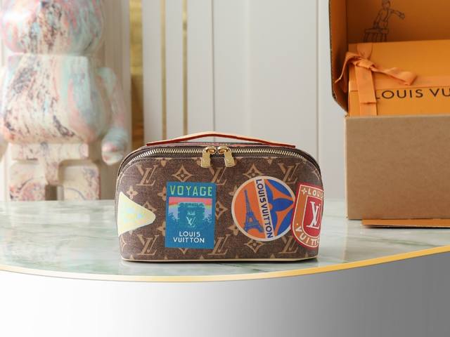 顶级原单 独家实拍 M14744老花 徽章洗漱包化妆包 本款 Compartments 盥洗袋 为 Monogram 涂层帆布搭配牛皮革饰边，以路易威登旅行贴纸