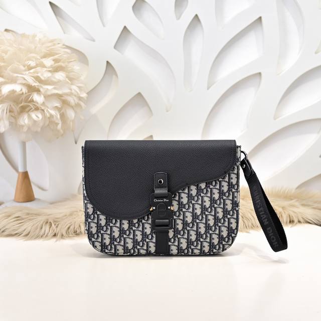 Dior-迪奥专柜最新款手拿包官网同步 这款马鞍手拿包以时尚优雅的设计提升经典马鞍系列的格调 采用米色和黑色Oblique 印花面料精心制作 搭配黑色粒面牛皮革 Dior-迪奥专柜最新款手拿包官网同步 这款马鞍手拿包以时尚优雅的设计提升经典马鞍系列的格调 采用米色和黑色Oblique 印花面料精心制作 搭配黑色粒面牛皮革