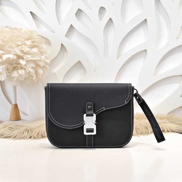 Dior-迪奥专柜最新款手拿包官网同步 这款马鞍手拿包以时尚优雅的设计提升经典马鞍系列的格调 采用黑色粒面牛皮革精心制作 饰以对比鲜明的缉面线 设有主隔层和背面