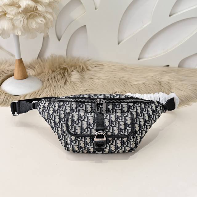 Dior-迪奥专柜最新款腰包 胸包官网同步 采用杏色Oblique印花面料精心制作 正面搭配翻盖口袋 饰以Dior 8 搭扣 拉链隔层可收纳日常用品 搭配可调节 Dior-迪奥专柜最新款腰包 胸包官网同步 采用杏色Oblique印花面料精心制作 正面搭配翻盖口袋 饰以Dior 8 搭扣 拉链隔层可收纳日常用品 搭配可调节