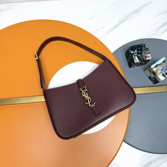 枣红&腋下包 原单 平纹牛皮_ 春夏新款腋下包Le5A7 Bag 强推今年的宝藏包包之一！极简外形+金属Logo 扣开合设计 可调节肩带 简洁唯美且高级感 包身