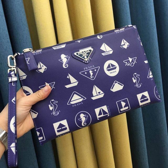 顶级货普拉达手包经典火爆出货拉、无添加任何效果 顶级进口原版牛皮、超高清五金Logo标志、超舒适手感软柔皮质、超高技术贴皮设计压线制作、专用五金、专用里料、超顺