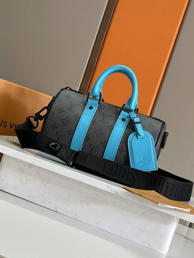 顶级原单原版开发，全钢五金本款 Keepall BandoulièRe 25 手袋采用 Monogram Eclipse Reverse 帆布和皮革饰边，以明亮