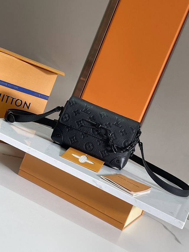 顶级原单原版开发，全钢五金本款 Steamer 迷你手袋为 Taurillon 皮革压印 Monogram 图案，搭配金属链条和饰针。拉链内袋稳妥收纳随行物品，