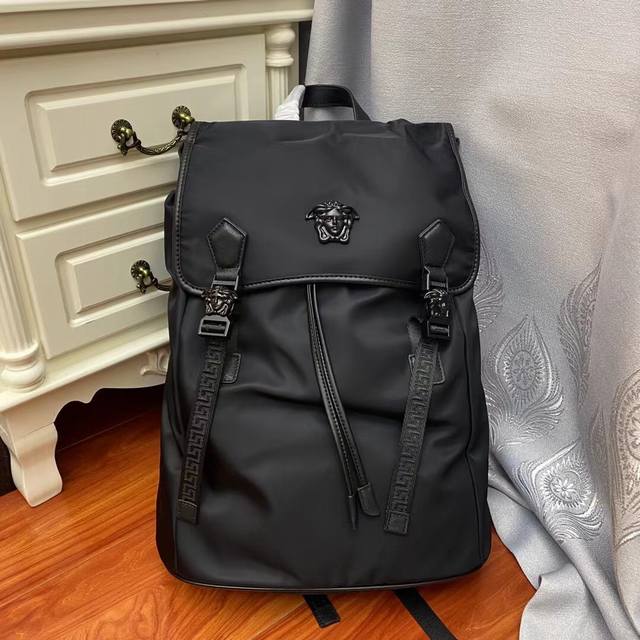 批 。型号：689-1黑扣专柜同步原单背包，双肩包蛇妖杜美莎书包代表着致命吸引力原厂24K五金每一个细节都很足正品内里定制里布持着品牌一贯的华丽风格，出现了带点