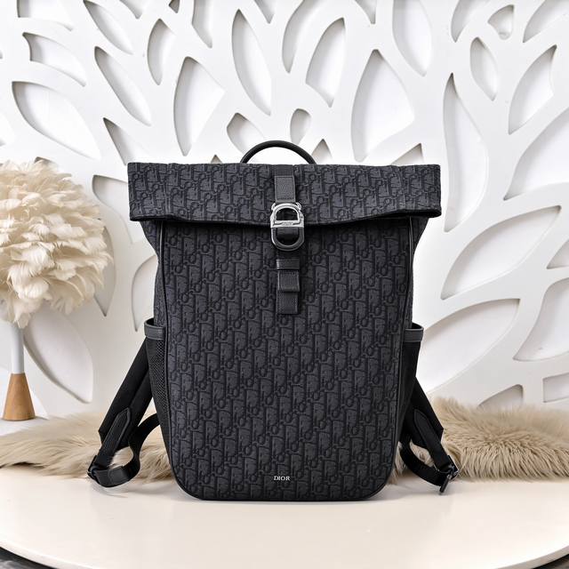 Dior-迪奥专柜最新款双肩背包官网同步 新品发布 采用黑色Oblique 印花面料材质精心制作 搭配带有Dior 8 搭扣的自扣式翻盖提升格调 正面Dior标