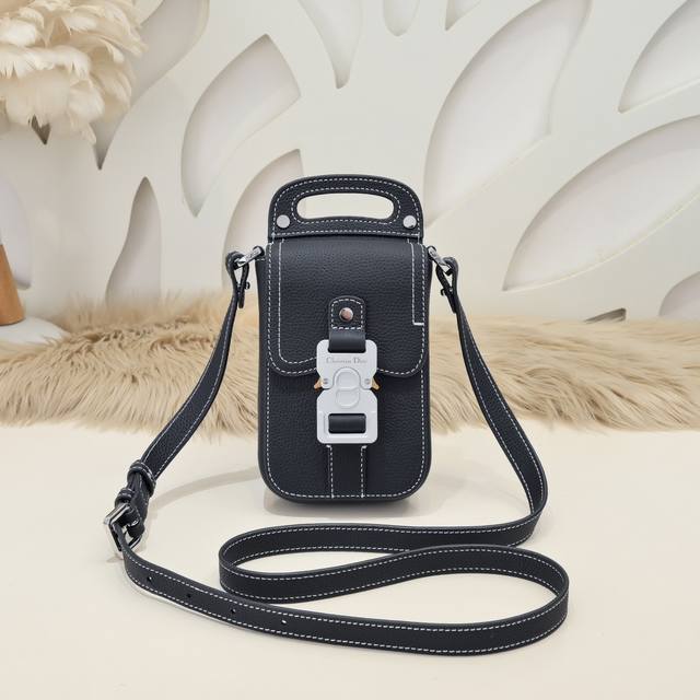 Dior-迪奥专柜最新款手机包 单肩包官网同步 原单品质 这款马鞍竖版手袋搭配肩带 采用进口原厂刺绣配小牛皮 时尚的设计 彰显精致的优雅气质 丰富了马鞍系列 饰