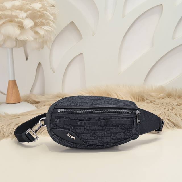 Dior-迪奥专柜最新款胸包 腰包官网同步 这款Dior Scarab手袋是本季新品 采用米色和黑色Oblique印花面料精心制作 饰以黑色粒面牛皮革细节 突显 Dior-迪奥专柜最新款胸包 腰包官网同步 这款Dior Scarab手袋是本季新品 采用米色和黑色Oblique印花面料精心制作 饰以黑色粒面牛皮革细节 突显