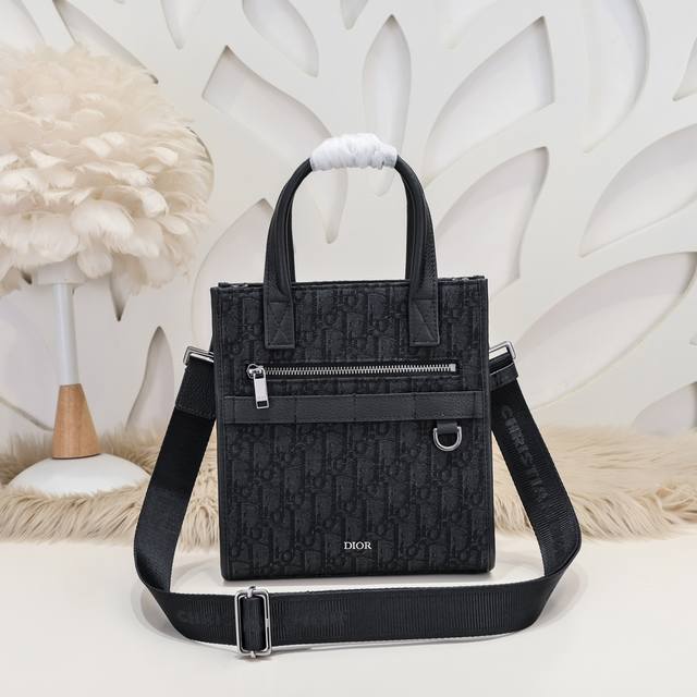 Dior-迪奥专柜最新款手提包官网同步 原单品质 这款Safari North South 手袋是春季男装系列新品 兼具高雅风范与实用功能 采用米色和黑色 Ob