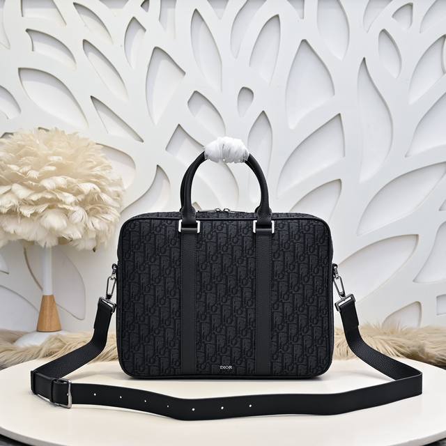 Dior-迪奥专柜最新款男士公文包官网同步 原单品质 这款Dior Hit The Road 公文包是本季的全新款式 将现代风格与Dior的高订精神融为一体 采