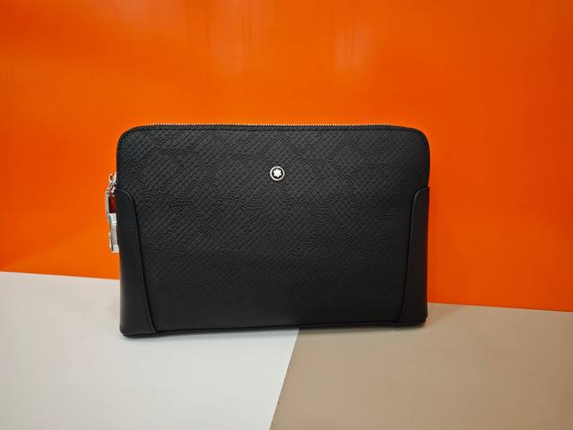 顶级专柜老鼠高端狠货2025最新火爆款万宝龙双拉链密码锁进口头层牛皮手拿包火爆款大量出货啦,叫嚣专柜货顶级原单货纸上谈兵吹牛皮的咱不会，请让狠货说话。款式可以复