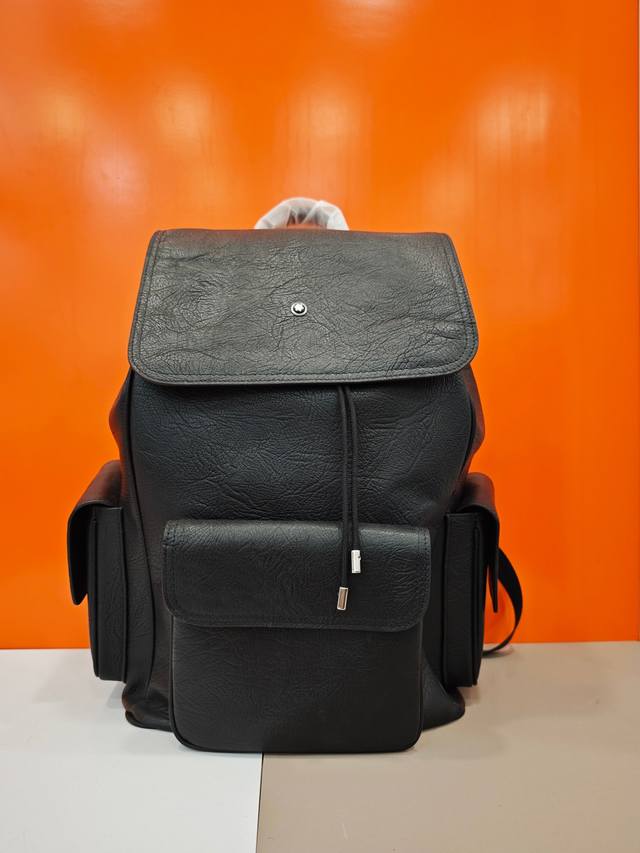 顶级专柜老鼠高端狠货2025最新火爆款普拉达双肩背包大量出货啦,叫嚣专柜货顶级原单货纸上谈兵吹牛皮的咱不会，请让狠货说话。款式可以复制抄袭，材料做工骗不了懂的人