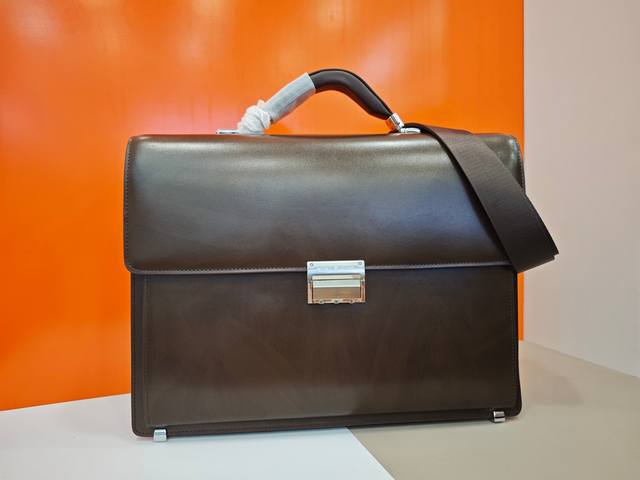 顶级专柜老鼠狠货2025最新火爆款万宝龙不锈钢密码锁手提公文包火爆款大量出货啦,叫嚣专柜货顶级原单货纸上谈兵吹牛皮的咱不会，请让狠货说话。款式可以复制抄袭，材料