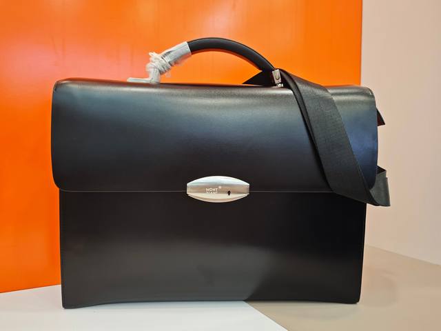 顶级专柜老鼠狠货2025最新火爆款万宝龙不锈钢密码锁手提公文包火爆款大量出货啦,叫嚣专柜货顶级原单货纸上谈兵吹牛皮的咱不会，请让狠货说话。款式可以复制抄袭，材料