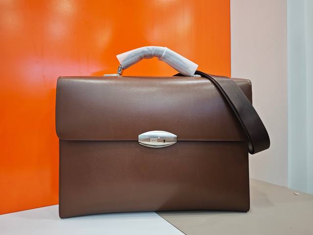 顶级专柜老鼠狠货2025最新火爆款万宝龙不锈钢密码锁手提公文包火爆款大量出货啦,叫嚣专柜货顶级原单货纸上谈兵吹牛皮的咱不会，请让狠货说话。款式可以复制抄袭，材料